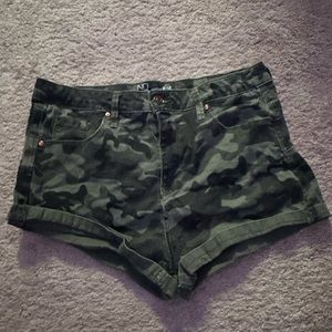 No boundaries, camo high rise shorts, size 13